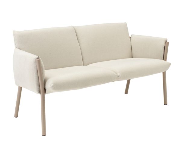 Divanetto Brezza Sofa Scab, con struttura due posti in acciaio lino opaco finitura goffrata, imbottita in tessuto con braccioli. 