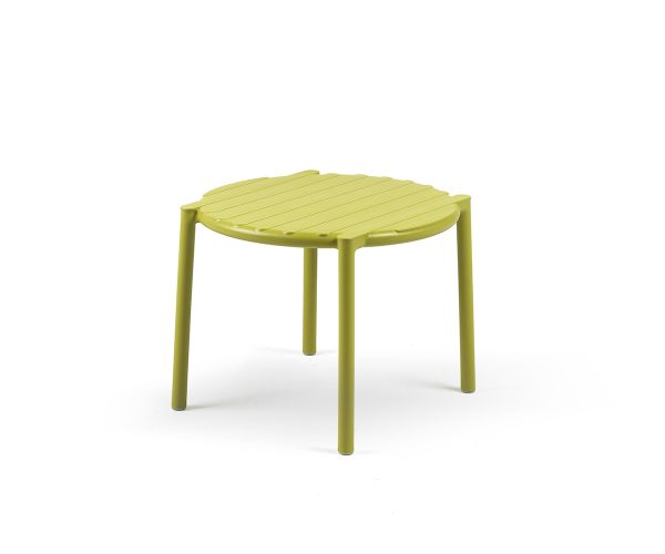 Tavolino Doga di Nardi impilabile , in polipropilene fiberglass color pera, piano tondo diametro 50 cm. Anche per esterno