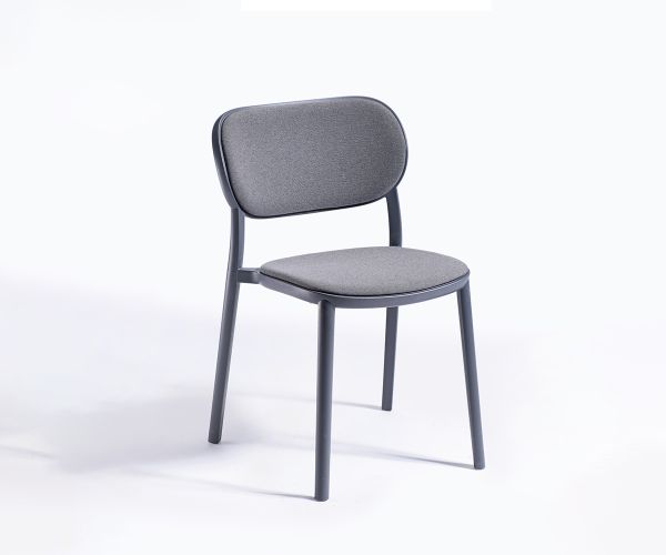 Sedia Nuta di Gaber impilabile, struttura in metallo nero, seduta e schienale rivestiti in tessuto o velluto