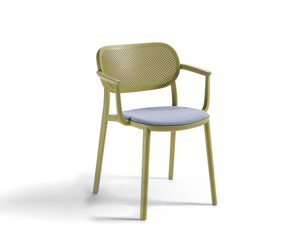 Sedia Nuta Gaber con braccioli, impilabile, struttura in metallo color lime, seduta rivestita in tessuto o velluto. Vari colori