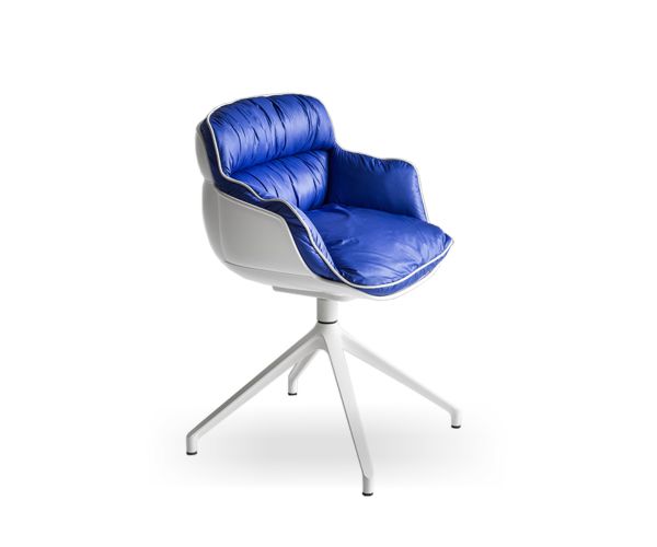 Poltroncina Choppy girevole di Gaber in metallo 4 razze su piedini, sedile con retro scocca in tecnopolimero bianco e rivestimento frontale. Disponibili varie collezioni di tessuti