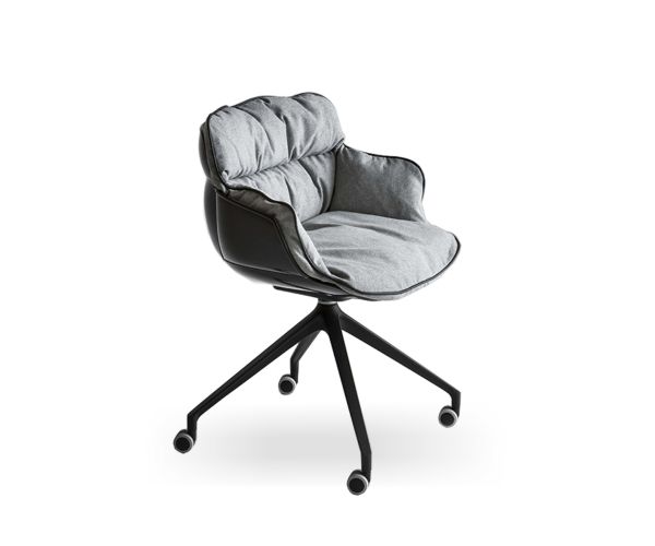 Poltroncina Choppy girevole di Gaber in metallo 4 razze su ruote, sedile con retro scocca in tecnopolimero nero e rivestimento frontale. Disponibili varie collezioni di tessuti