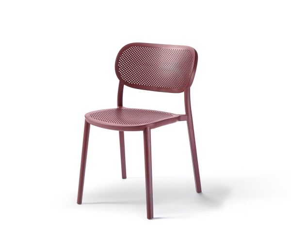 Sedia Nuta impilabile di Gaber in tecnopolimero color bordeaux, anche per esterno. A richiesta con cuscino