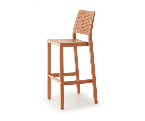 Sgabello Emi di Scab, impilabile, interamente in tecnopolimero rinforzato in fibra di vetro color terracotta. Altezza 75cm. Anche per esterno