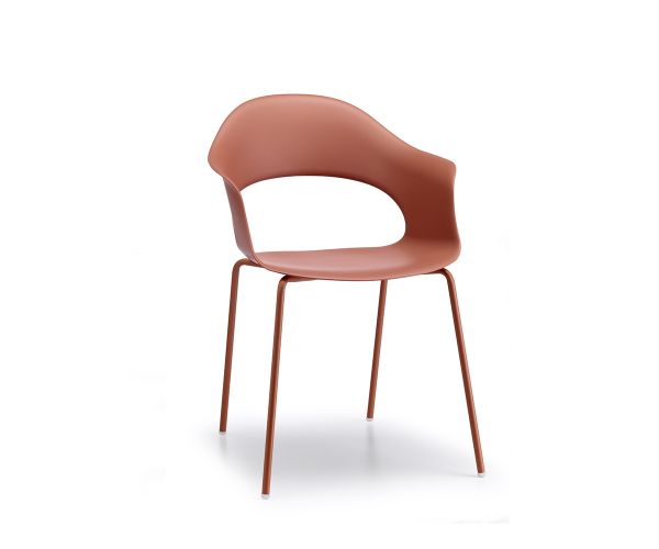 Poltroncina Lady 2696 di Scab design,impilabile, struttura a 4 gambe in metallo color terracotta, scocca in tecnopolimero color terracotta. Anche per esterno