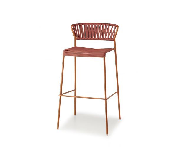 Sgabello Lisa Club 2875 di Scab Design, 4 gambe in metallo terracotta, seduta in PVC arancione, impilabile. Altezza seduta 65 o 75 cm. Anche per esterno