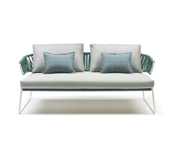 Divano Lisa Sofa Filo 2884 Scab, struttura in metallo zincato e schienale in corda nautica, rivestito in tessuto Sunbrella, ideale anche per esterno. 