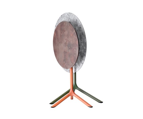 Base Tripe Affiancabile Scab, a tre razze, ribaltabile, in acciaio verniciato terracotta e verde oliva ,  altezza 73 cm o 109 cm.  Varie tipologie di piani e dimensioni. Da esterno