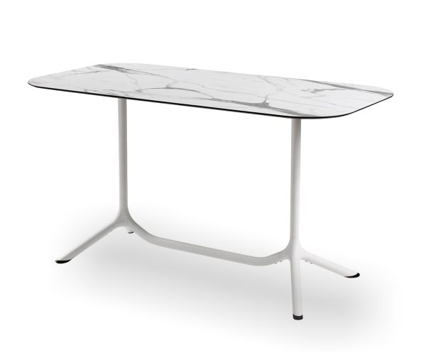 Base Tripe doppia Scab, in acciaio verniciato bianco opaco per piano rettangolare in HPL effetto marmo di Carrara, altezze 73 cm o 109 cm. Da esterno