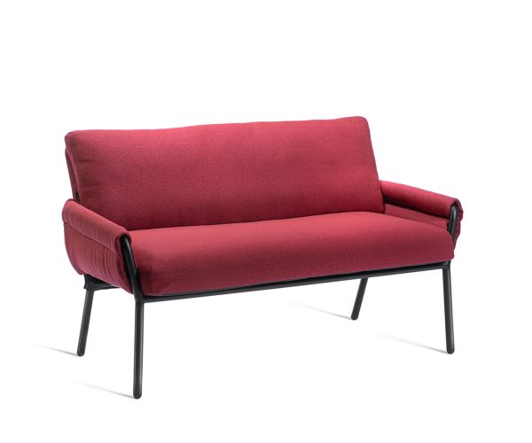 Divanetto Coachella Sofa Gaber a due posti imbottito in tessuto viola bordeaux. Ideale per esterno